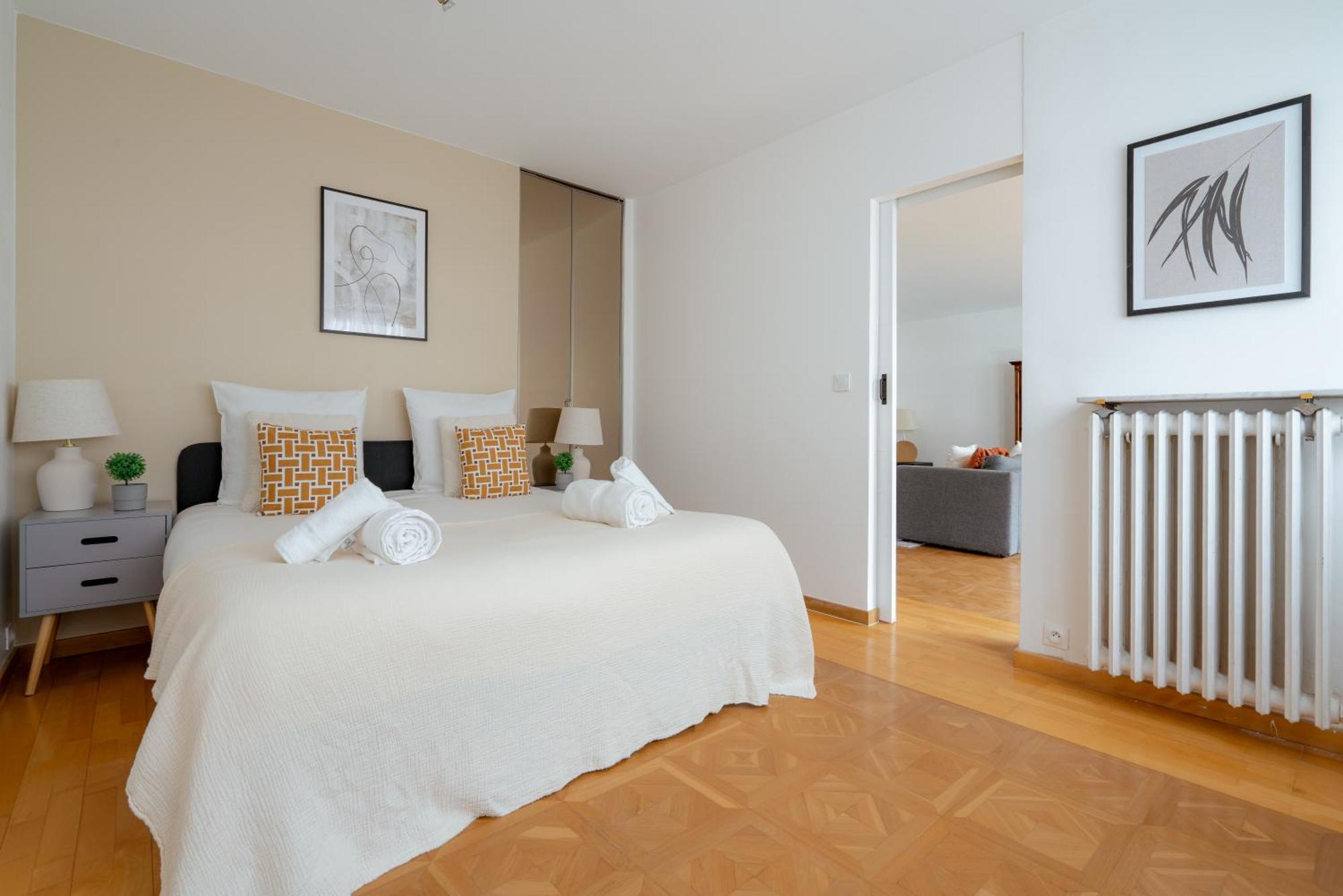 Grand Moderne Avec 4 A 15ᵉ *
